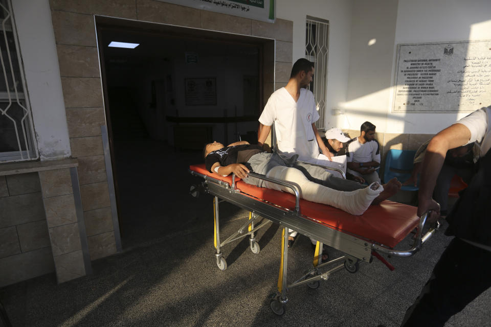 Un palestino herido en el bombardeo israelí sobre la Franja de Gaza es trasladado fuera de un hospital en Rafah, el jueves 26 de octubre de 2023. (AP Foto/Hatem Ali)