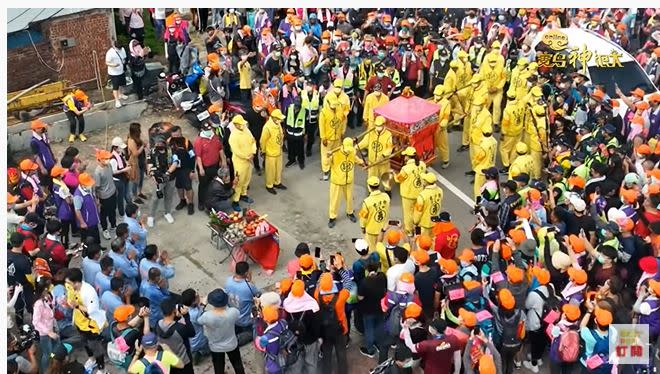 老闆帶領員工向媽祖祈福。（圖／寶島神很大）