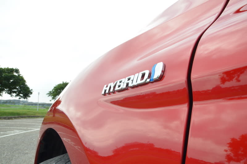 Hybrid車型在前輪拱上緣多了專屬的識別徽章
