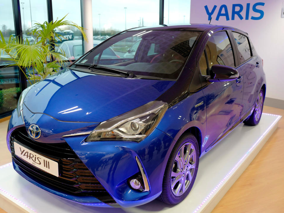 <p>BigaEinen Hybriden bekommt man bereits ab 18.240 Euro, und zwar den Toyota Yaris. Von der Größe her ist der Japaner ein Modell aus der Kleinwagenabteilung. (Bild-Copyright: Michel Spingler/AP Photo) </p>