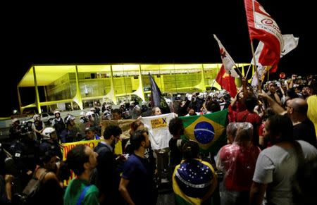 Demonstrators protest against Brazil's President Michel Temer in front of the Planalto Palace in Brasilia, Brazil, May 18, 2017. REUTERS/Ueslei Marcelino