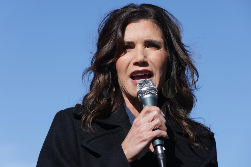 South Dakota Gov. Kristi Noem campaigns for then-Sen. Kelly Loeffler (R-Ga.) outside the Gritz Family Restaurant on Jan. 3, 2021, in McDonough, Georgia. (Photo: Alex Wong/Getty Images)