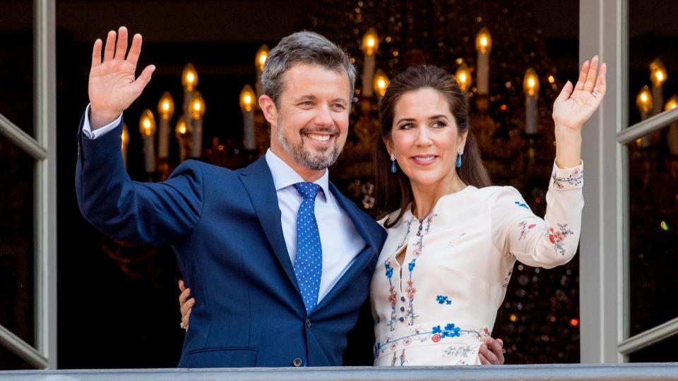 royal couple waving on balcony 