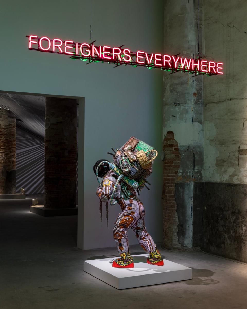 Yinka Shonibare in Foreigners Everywhere, photo by Marco Zorzanello (Venice Biennale 2024)