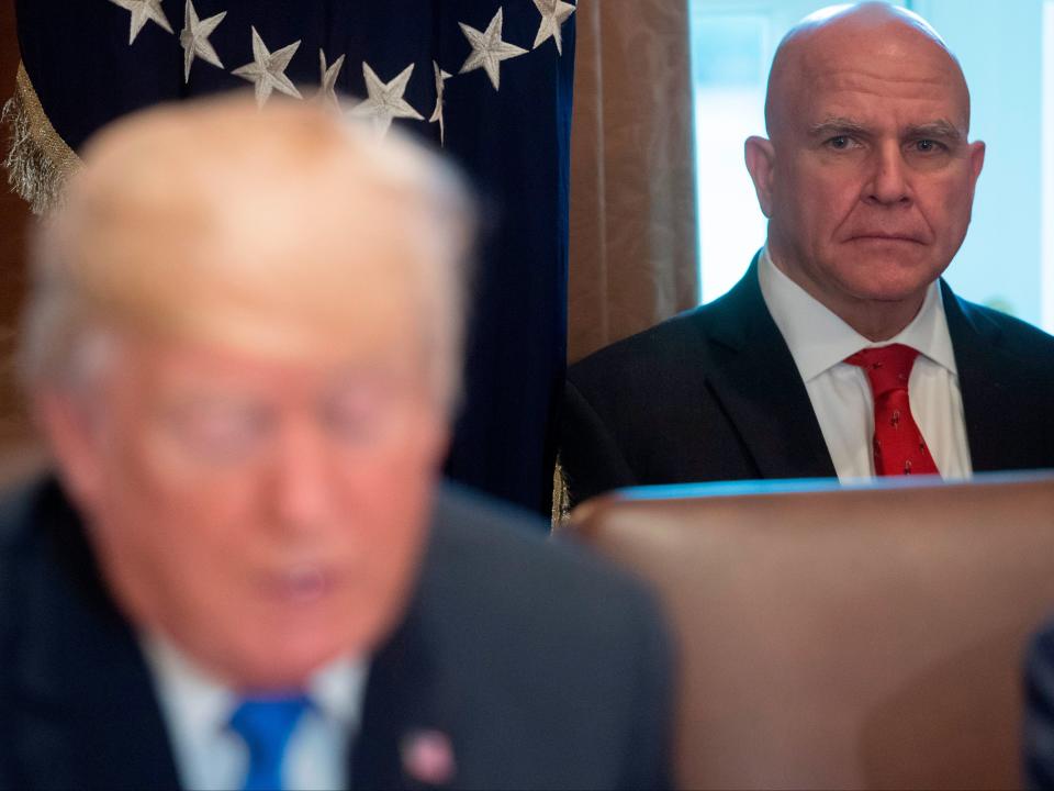 El asesor de seguridad nacional HR McMaster junto con el presidente de los Estados Unidos, Donald Trump, en 2017 (AFP via Getty Images)