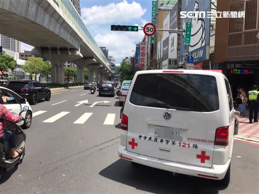 台中救護車在重傷病患發生擦撞，連同救護車上的救護人員也受傷。(圖/翻攝畫面)