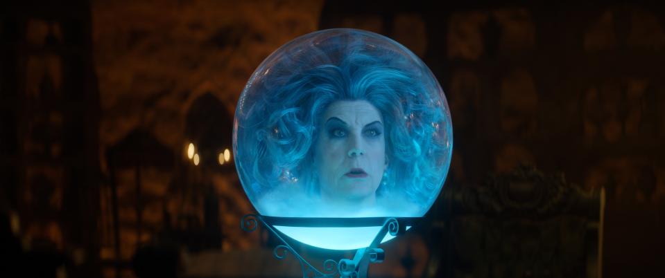 潔美李蒄蒂斯在《幽靈公館》扮演靈媒里歐塔夫人。（圖／迪士尼）