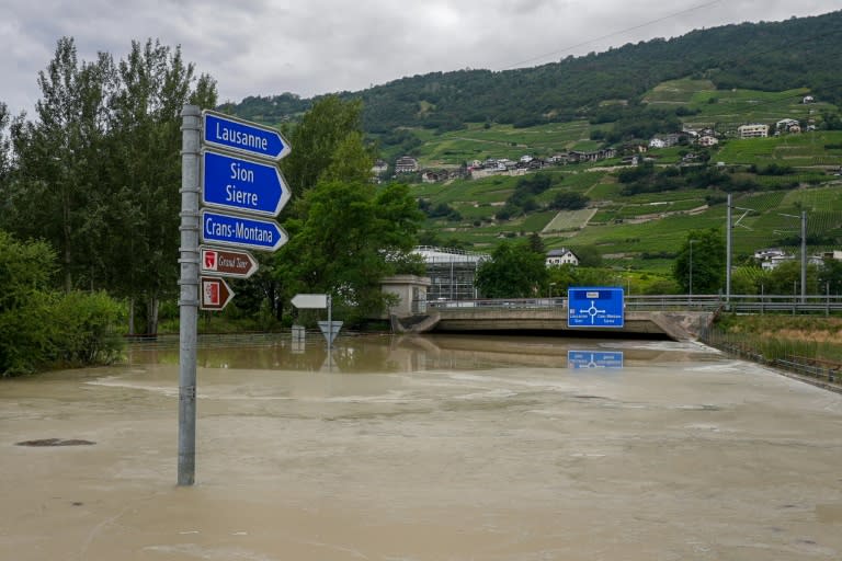 Nach heftigen Stürmen, Gewittern und starken Regenfällen haben die Behörden in Frankreich und der Schweiz sieben Todesfälle gemeldet. Auch in Italien kam es zu Überschwemmungen. (Boris HERGER)