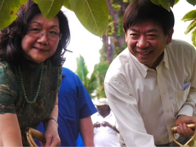 Minister Khaw Boon Wan and executive director of Far East Organization, Dorothy Chan, takes part in a tree planting ceremony to launch the building of the new Children's Garden. (Yahoo! photo/ Deborah Choo)