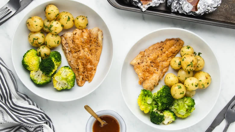 Oven-baked fish with new potatoes and broccoli 