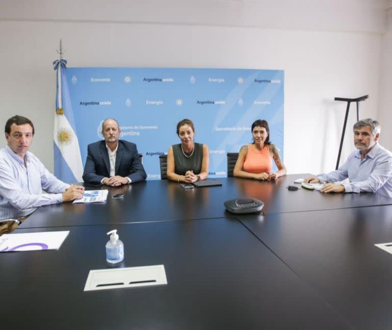 El subsecretario de Energía, Yanotti, el jefe de Gabinete de Kicillof, Insaurralde, la secretaria de Energía, Flavia Royón, la intendenta de Quilmes, Mayra Mendoza y el interventor del Enre, Walter Martello