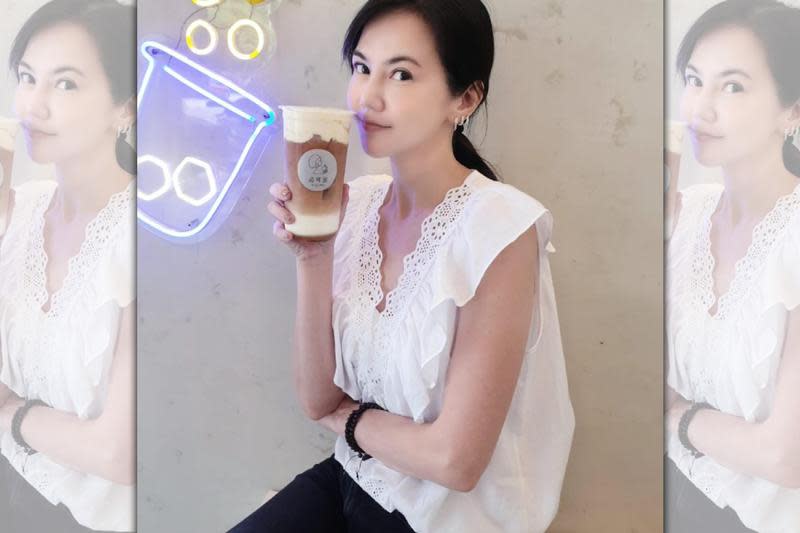 藝人簡沛恩創立的手搖飲品牌「必可蜜」，今天開始（8／10）在台北京站時尚廣場B3美食街設立為期1個月的快閃店。主打「包二奶」系列，是豆漿製成的奶蓋飲品。（簡沛恩提供）