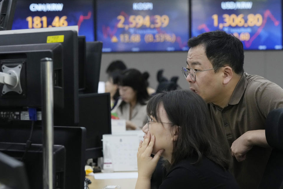 Currency traders watch monitors at the foreign exchange dealing room of the KEB Hana Bank headquarters in Seoul, South Korea, Tuesday, Aug. 8, 2023. Asian stocks were mixed Tuesday after Wall Street rallied and Japanese wages rose ahead of a U.S. inflation update that might influence Federal Reserve plans for more possible interest rate hikes. (AP Photo/Ahn Young-joon)