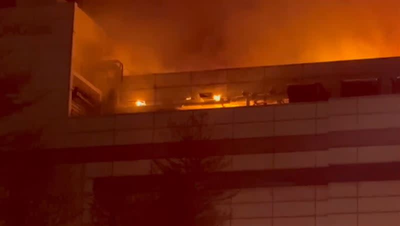 緯創大樓頂樓疑似室外機起火，延風管延燒到6樓。（圖／翻攝畫面）
