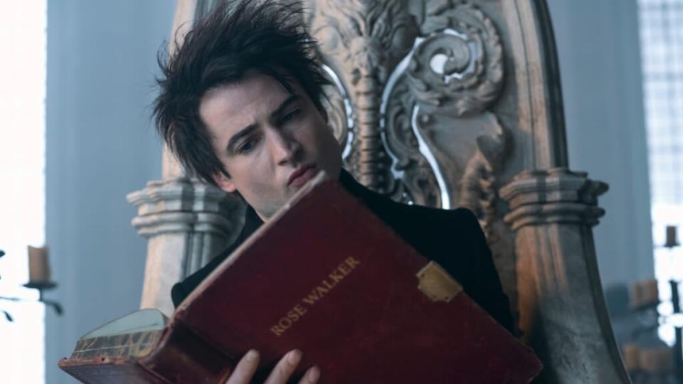 Tom Sturridge as Dream on “The Sandman.” (Laurence Cendrowicz/Netflix)