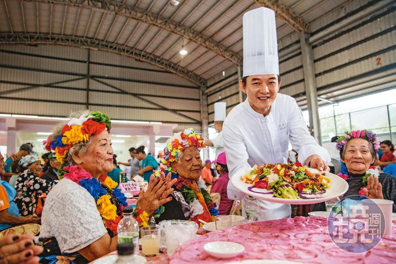 李建德（右二）動員全台近70位飯店主廚，在上週九九重陽節前夕，替屏東牡丹部落的耆老們，舉辦千歲宴義煮。