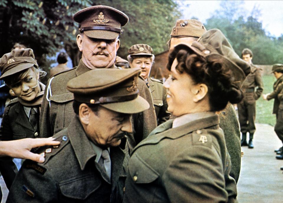 Judy Geeson, Windsor Davies, Kenneth Connor και Diane Langton Ταινία: Carry On England (UK 1976) Χαρακτήρες: Sergeant Tilly Willing, Sergeant-Major 