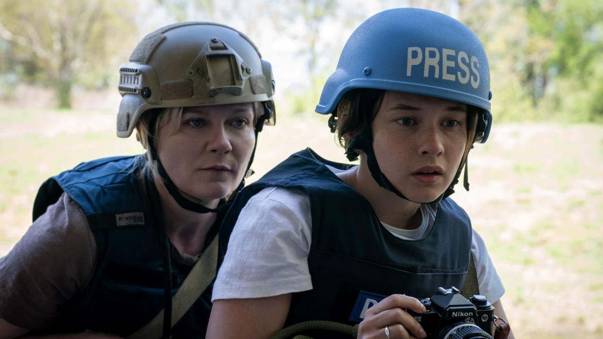  Kirsten Dunst and Cailee Spaeny in Civil War. 