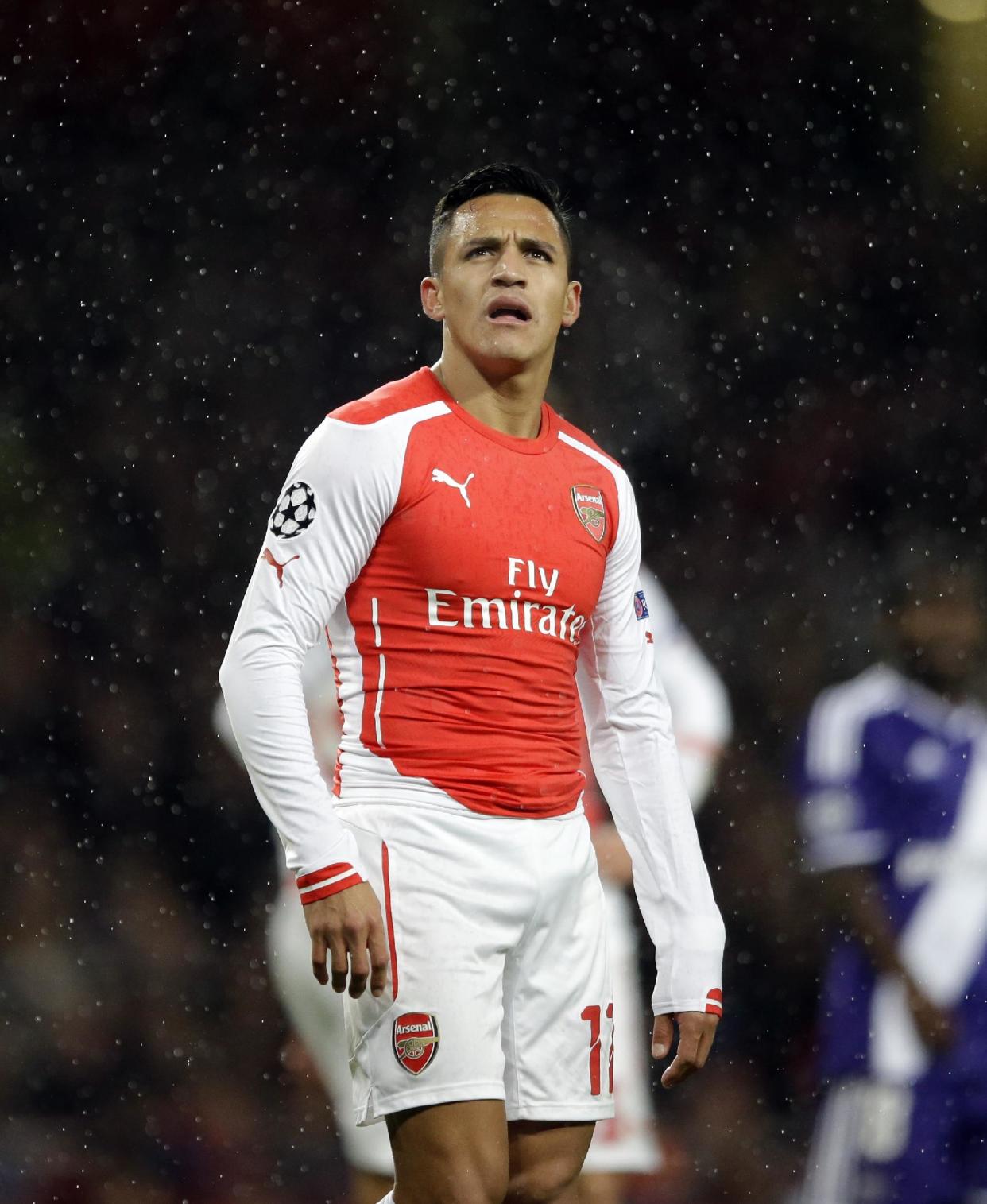 El chileno Alexis Sánchez de Arsenal durante el partido contra Anderlecht por el Grupo D de la Liga de Campeones en Londres, el martes 4 de noviembre de 2014. (AP Foto/Matt Dunham)