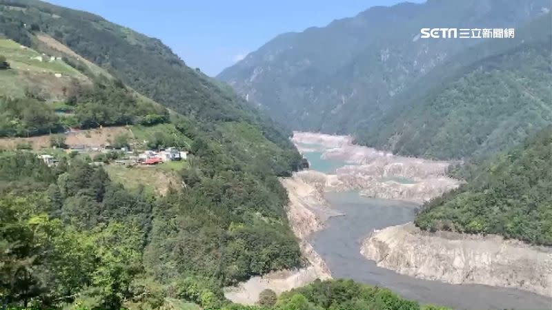 因水庫水位過低，導致兩側山壁均露出。