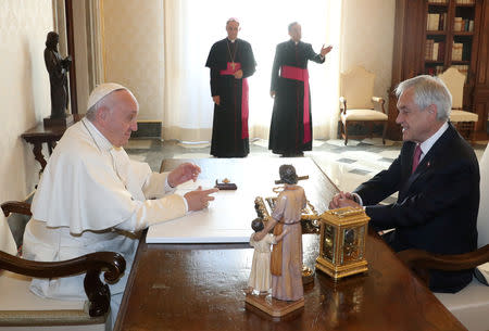 Chile's President Sebastian Pinera meets Pope Francis during a private audience at the Vatican October 13, 2018. REUTERS/Alessandro Bianchi/Pool