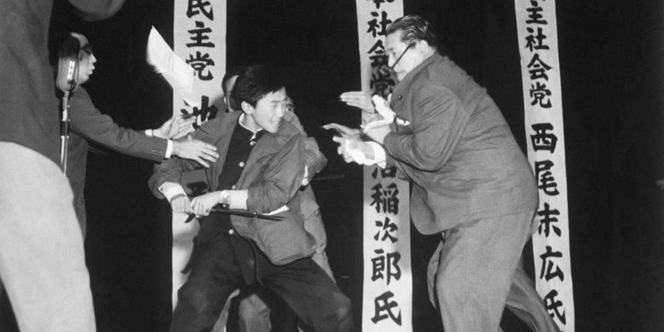 photo of Otoya Yamaguchi luncging at Asanuma Inajiro with a sword