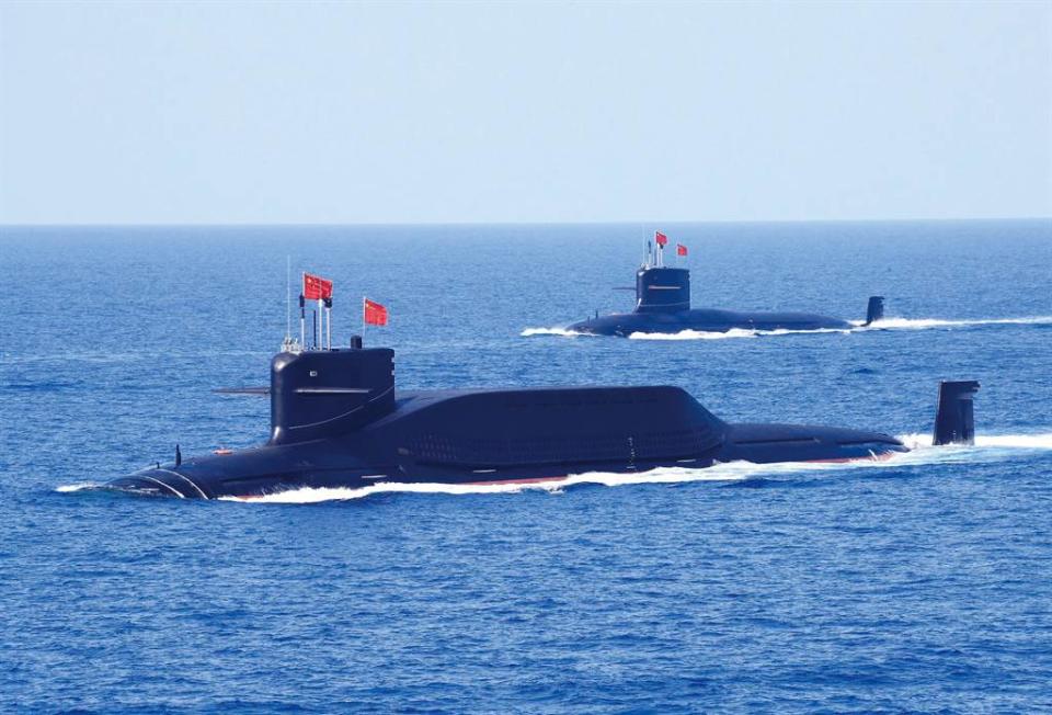 中國大陸戰略核潛艦，型號不明。不過從其特徵來看，有可能是094彈道飛彈核潛艦（前），此型潛艦目前部署於南海艦隊。（圖／中新社）