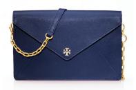 tasche-tory-burch-23082012Wo bleibt die Nacht? Wir wollen dieses nachtblaue Zuckerstück ausführen! Und wenn mal keine Hand frei ist, um das gute Stück zu halten, holen wir einfach den feinen Trageriemen raus. (Clutch von Tory Burch, ca. 280 Euro)