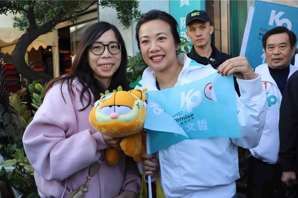 民眾黨副總統候選人吳欣盈6日到嘉義市掃街拜票，與支持者合影。（呂妍庭攝）