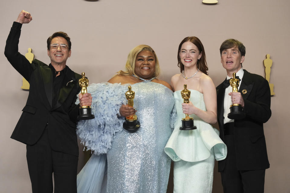 Robert Downey Jr., ganador del premio a mejor actor de reparto por "Oppenheimer", de izquierda a derecha, Da'Vine Joy Randolph, ganadora del premio a mejor actriz de reparto por "The Holdovers," Emma Stone, ganadora del premio a la mejor actriz por "Poor Things" y Cillian Murphy, ganador del premio a mejor actor por "Oppenheimer" posan en la sala de prensa en los Oscar el domingo 10 de marzo de 2024, en el Teatro Dolby en Los Ángeles. (Foto Jordan Strauss/Invision/AP)