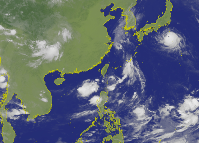 菲律賓東邊熱帶擾動，有機會生成今年第16號颱風「琵琶」。(氣象局提供)