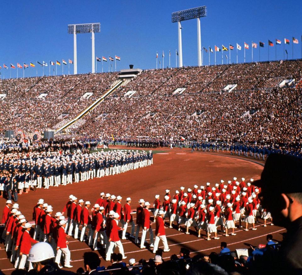 La delegación japonesa en la inauguración de los Juegos Olímpicos de 1964, en casa (STR/AFP a través de Getty Images)