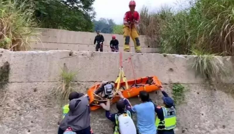 搜救人員將施男遺體運下山。（圖／翻攝畫面）