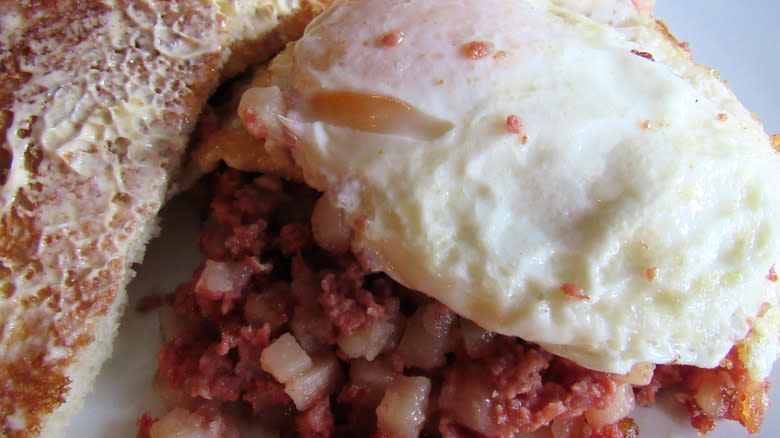 corned beef hash with egg