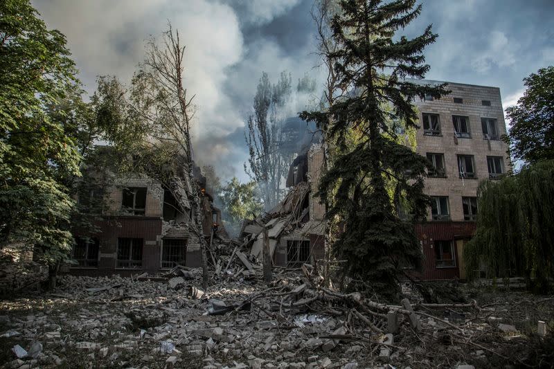 FOTO DE ARCHIVO: El humo se eleva sobre los restos de un edificio destruido por un ataque militar en Lisichansk