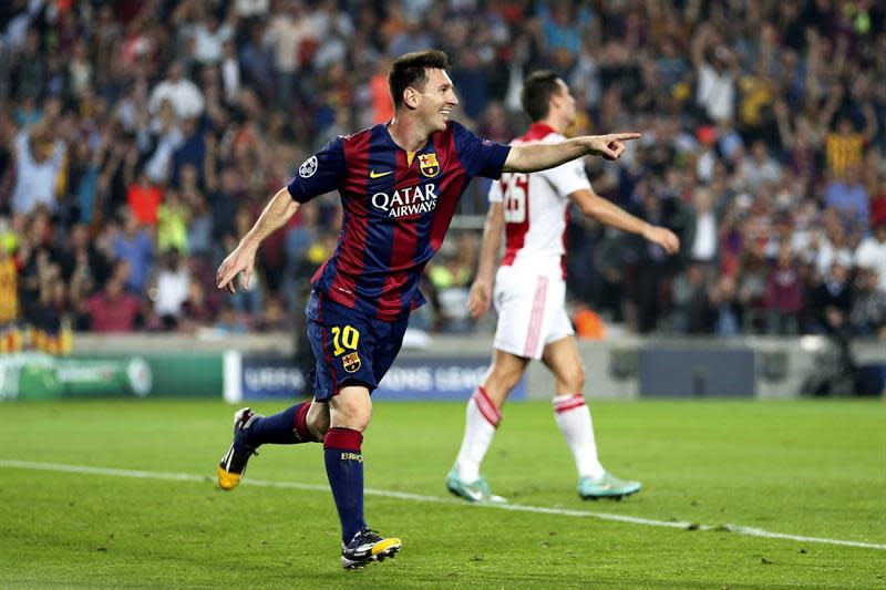 El delantero argentino del FC Barcelona Lionel Messi celebra el gol marcado al Ajax de Amsterdam, segundo para su equipo, durante el partido correspondiente a la tercera jornada de la Liga de Campeones, disputado hoy en el Camp Nou de Barcelona. EFE/Stanley Gontha