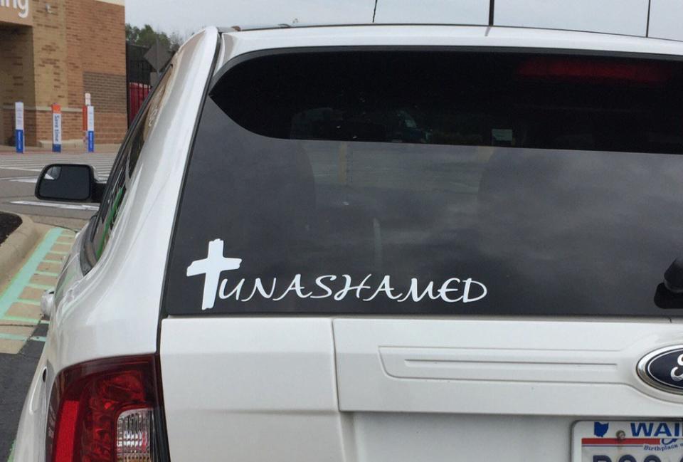 <p>Was will uns der Fahrer dieses Wagens eigentlich sagen? Auf dem Sticker steht „tunashamed“ (zu Deutsch so viel wie „sich für Thunfisch schämen“). Doch nach einiger Zeit bemerkt man: das „t“ soll eigentlich ein Kreuz sein und signalisieren, dass man sich nicht für seinen christlichen Glauben schäme. Im Netz sorgt dieser Design-Fail allerdings für viel Spott. (Bild: Twitter/the_blueprint </p>