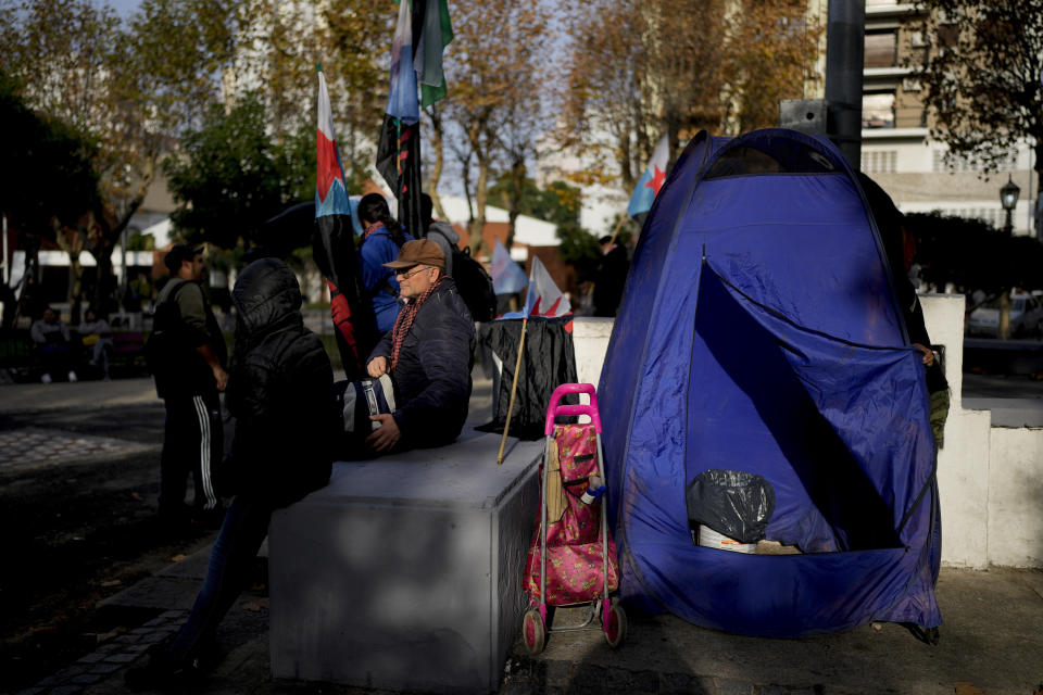 En la imagen, un baño seco improvisado con un cubo dentro de una tienda de campaña, en una plaza durante una protesta antigubernamental en Buenos Aires, Argentina, el 6 de junio de 2024. Alejandra, una vendedora ambulante, observó que durante la protesta no había donde orinar y lanzó un negocio al amparo de las movilizaciones y de inflación descontrolada. Cobra la voluntad. (AP Foto/Natacha Pisarenko)