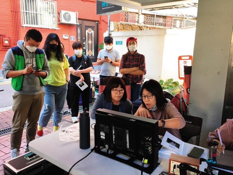 導演申秀媛（前排右）在《女影人生》片場與女主角李姃垠（前排左）分享自己當導演的經驗，幫助她更加融入角色。（可樂電影提供）