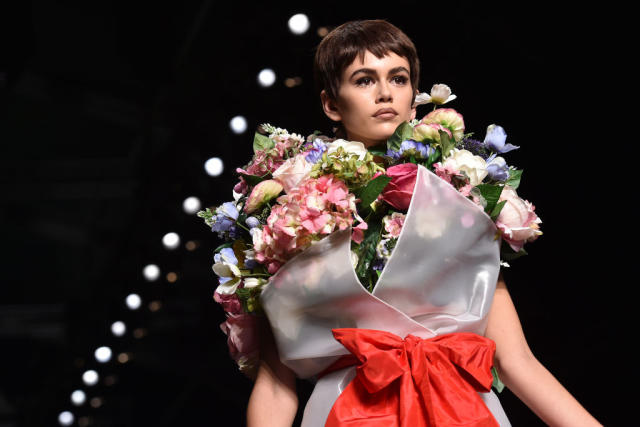 Gigi Hadid Kaia Gerber Flower Bouquet Moschino Spring 2018