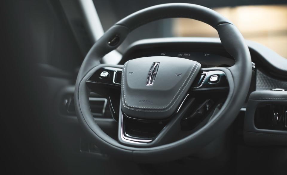 <p>A new, simplified steering wheel features fewer controls, utilizing four-way buttons on both spokes and a voice-activation button at the 10-o'clock position on the steering-wheel rim.</p>