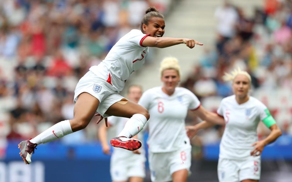 Η Nikita Parris της Αγγλίας πανηγυρίζει αφού σημείωσε το πρώτο γκολ της ομάδας της κατά τη διάρκεια του αγώνα του Ομίλου D του Παγκόσμιου Κυπέλλου Γυναικών της FIFA Γαλλία 2019 μεταξύ Αγγλίας και Σκωτίας στο Stade de Nice στις 09 Ιουνίου 2019 στη Νίκαια της Γαλλίας.