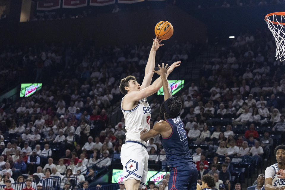 Richmond center Neal Quinn (32) shoots over Dayton forward DaRon Holmes II (15) during the first half of an NCAA college basketball game on Saturday, Jan. 27, 2024 in Richmond, Va. (AP Photo/Shaban Athuman)