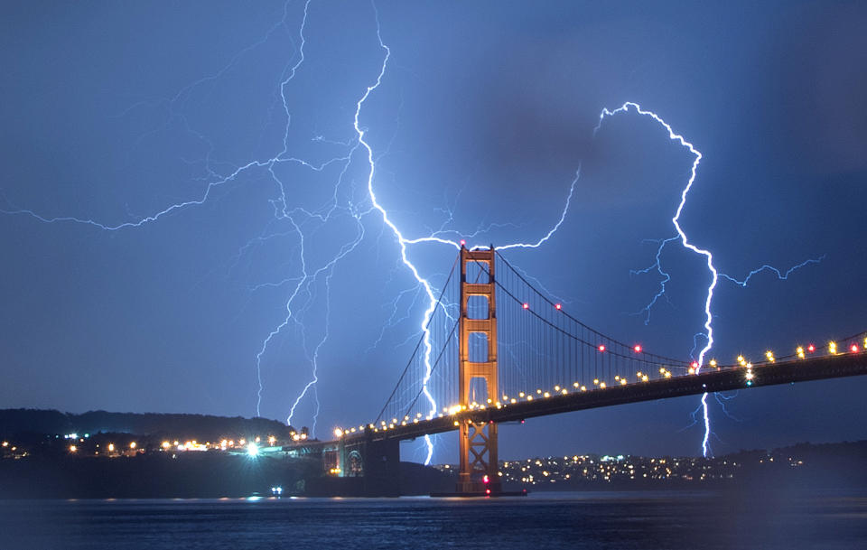 Le Golden Gate Bridge sous la foudre