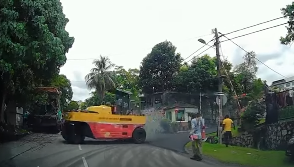 <strong>一輛壓路機在作業中突然高速從斜坡滑落，撞進後方民宅。（圖／翻攝自YT）</strong>