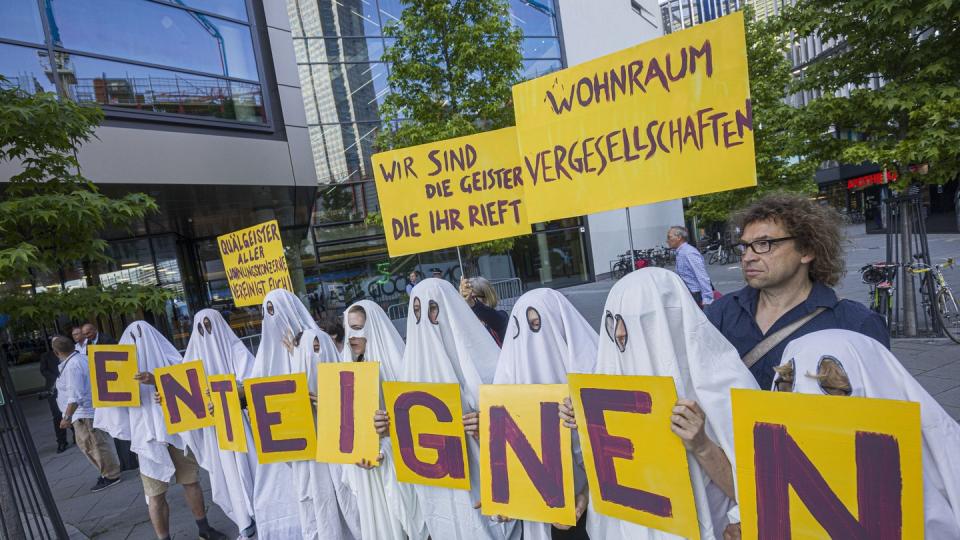 Demonstranten protestieren vor der Hauptversammlung des Immobilienkonzerns Deutsche Wohnen in Frankfurt am Main. Foto: Frank Rumpenhorst