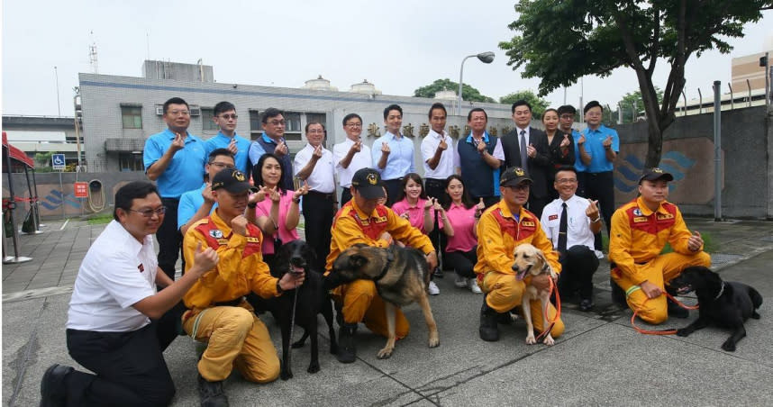 蔣萬安25日前往視察搜救犬訓練基地，肯定搜救犬的優異表現。（圖／翻攝畫面）