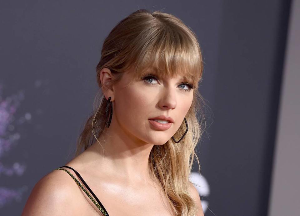 ARCHIVO - En esta fotografía de archivo del 24 de noviembre de 2019 Taylor Swift en los American Music Awards en Los Angeles. Un acosador que afirma que la estrella pop Taylor Swift se está comunicando con él en redes sociales fue arrestado y acusado por allanamiento después de tratar de entrar a la fuerza en el apartamento de la cantante en Manhattan el sábado 17 de abril de 2021. (Foto Jordan Strauss/Invision/AP, archivo)