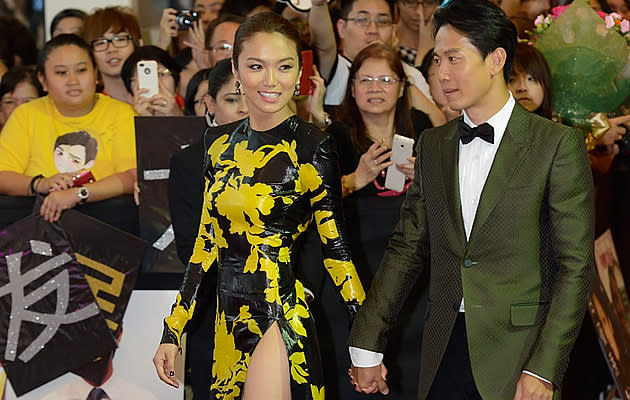 New IT couple Joanne Peh and Qi Yuwu walk the red carpet, hand in hand (Yahoo! Photo / Liew Tong Leng)