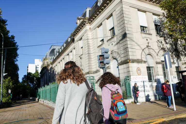 Alumnos en la ciudad de La Plata. Escuela Normal 1, calle 51 e 14 y 15.